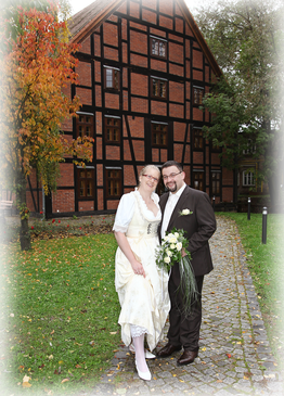 Paar vor Fachwerkhaus