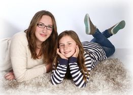 Geschwister liegend
