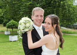 Hochzeitspaar mit Blumenstrauß