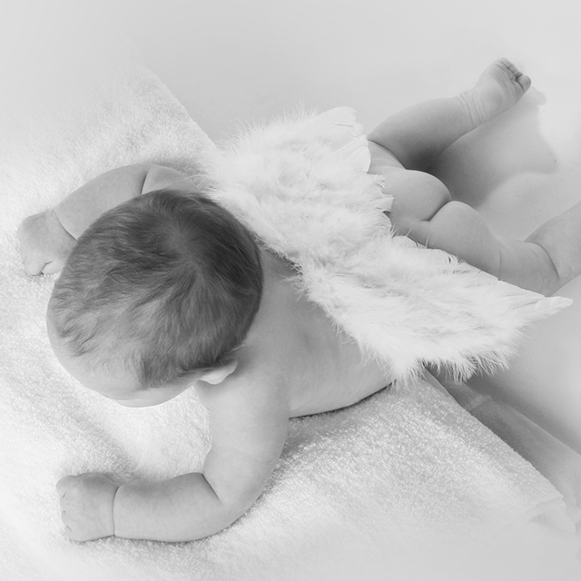 Baby mit Flügeln